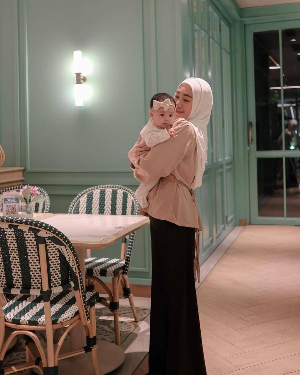 potret Larissa Chou dan anak bungsunya