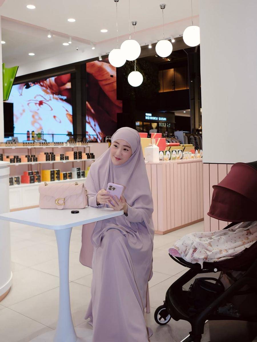 potret Larissa Chou dan anak bungsunya