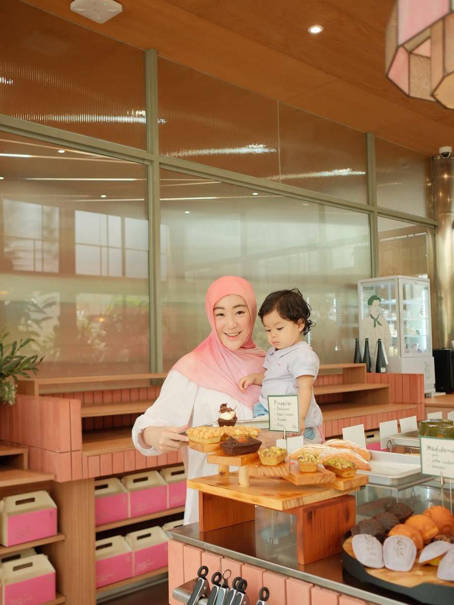 potret Larissa Chou dan anak bungsunya