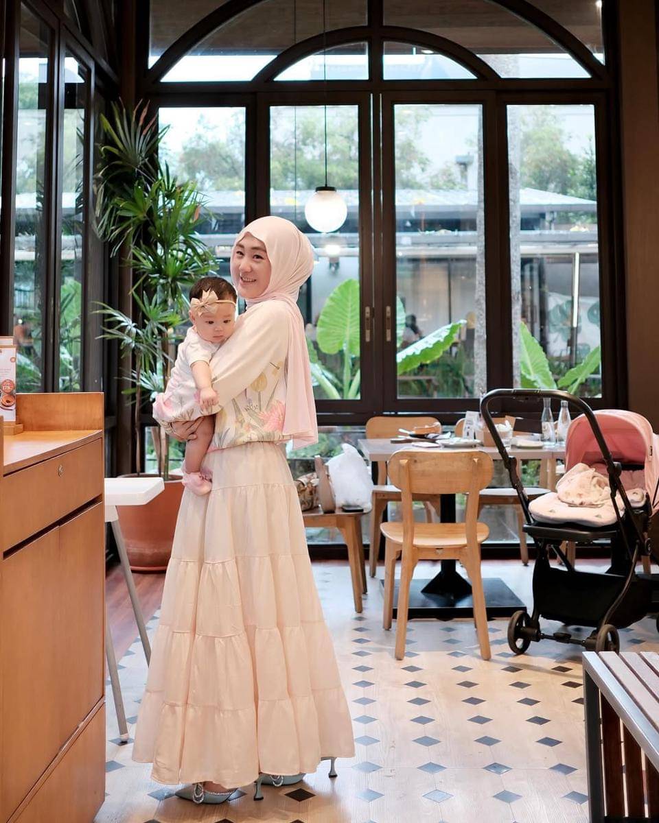potret Larissa Chou dan anak bungsunya