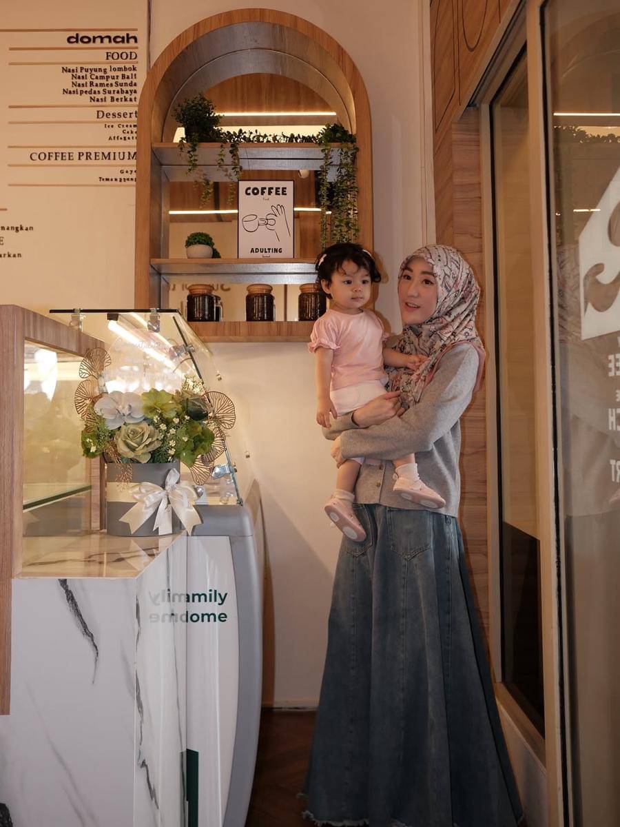 potret Larissa Chou dan anak bungsunya