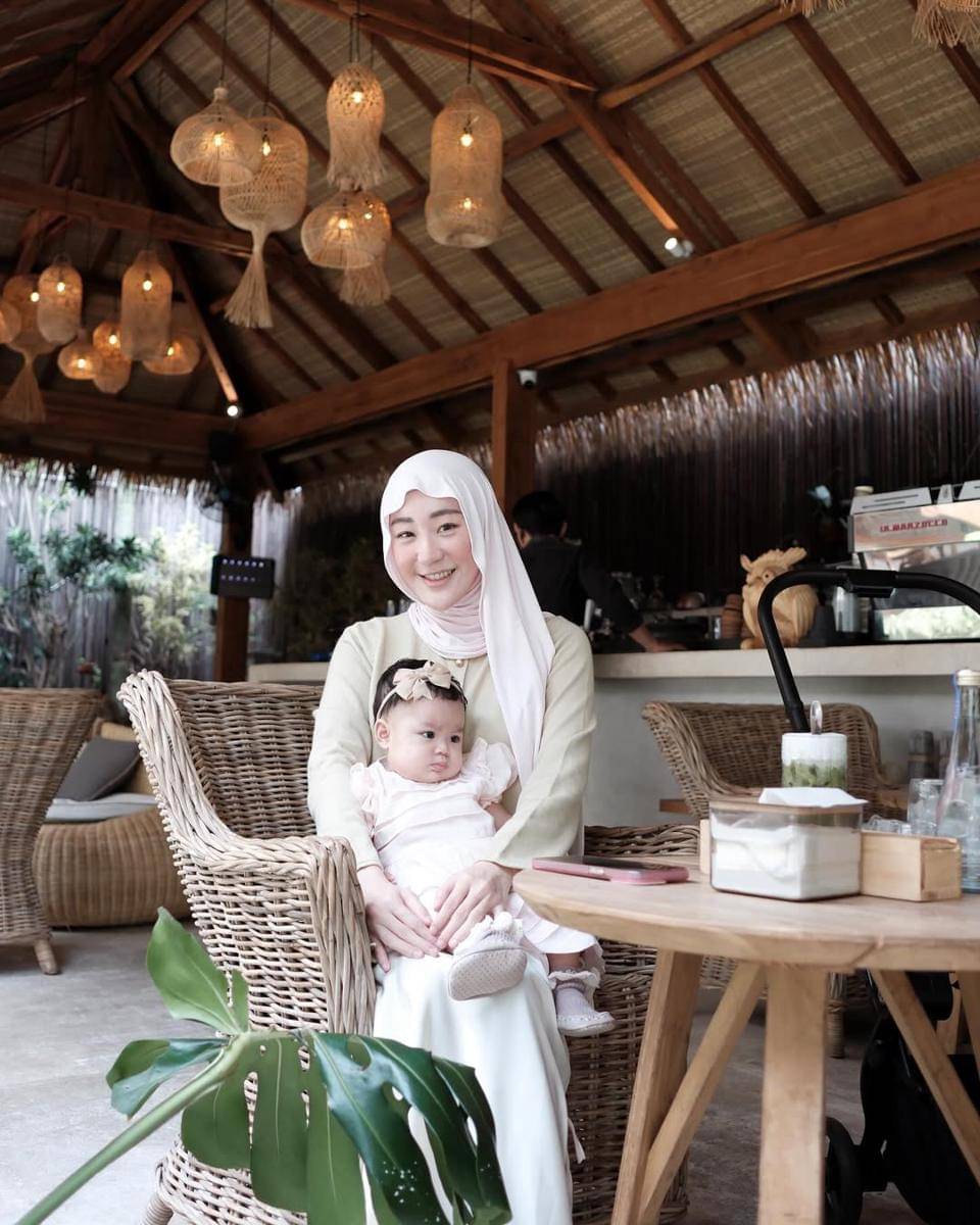 potret Larissa Chou dan anak bungsunya