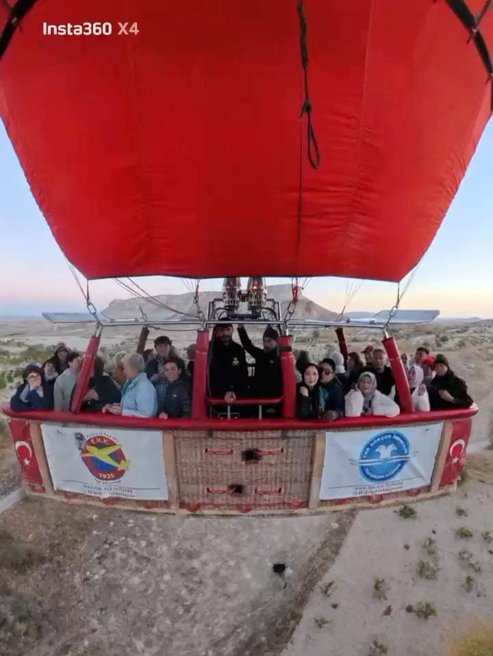 potret Della Puspita naik balon udara (instagram.com/dellapuspita00)