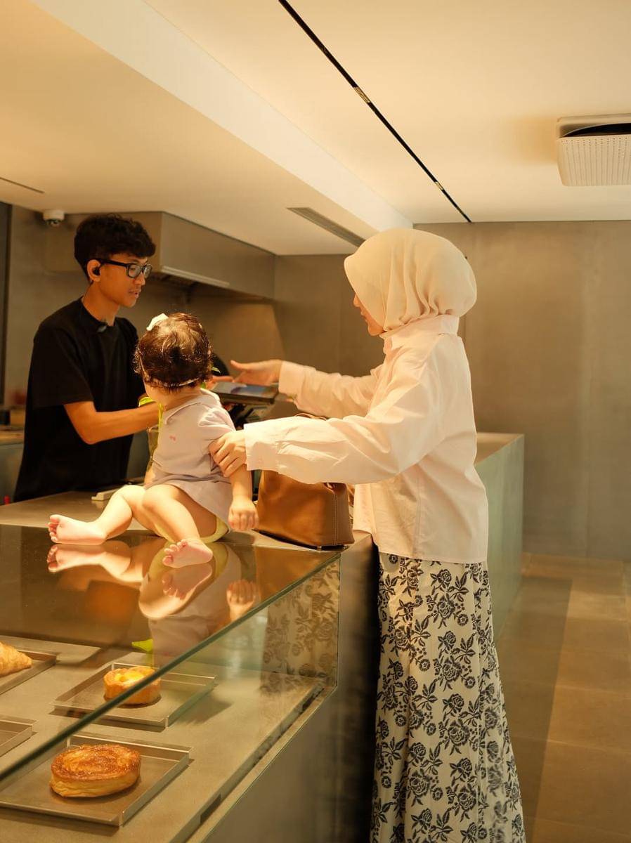 potret Larissa Chou dan anak bungsunya