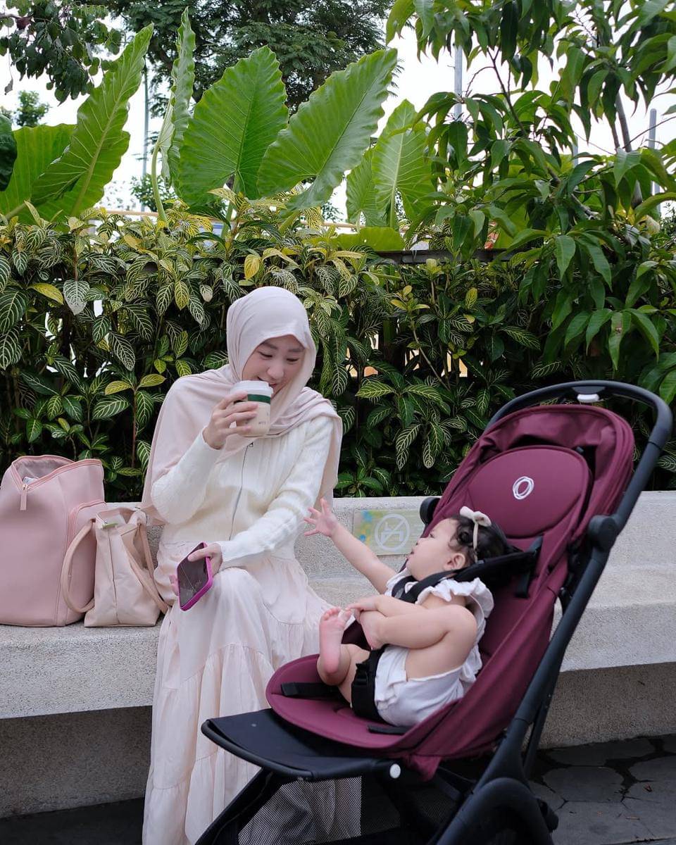 potret Larissa Chou dan anak bungsunya