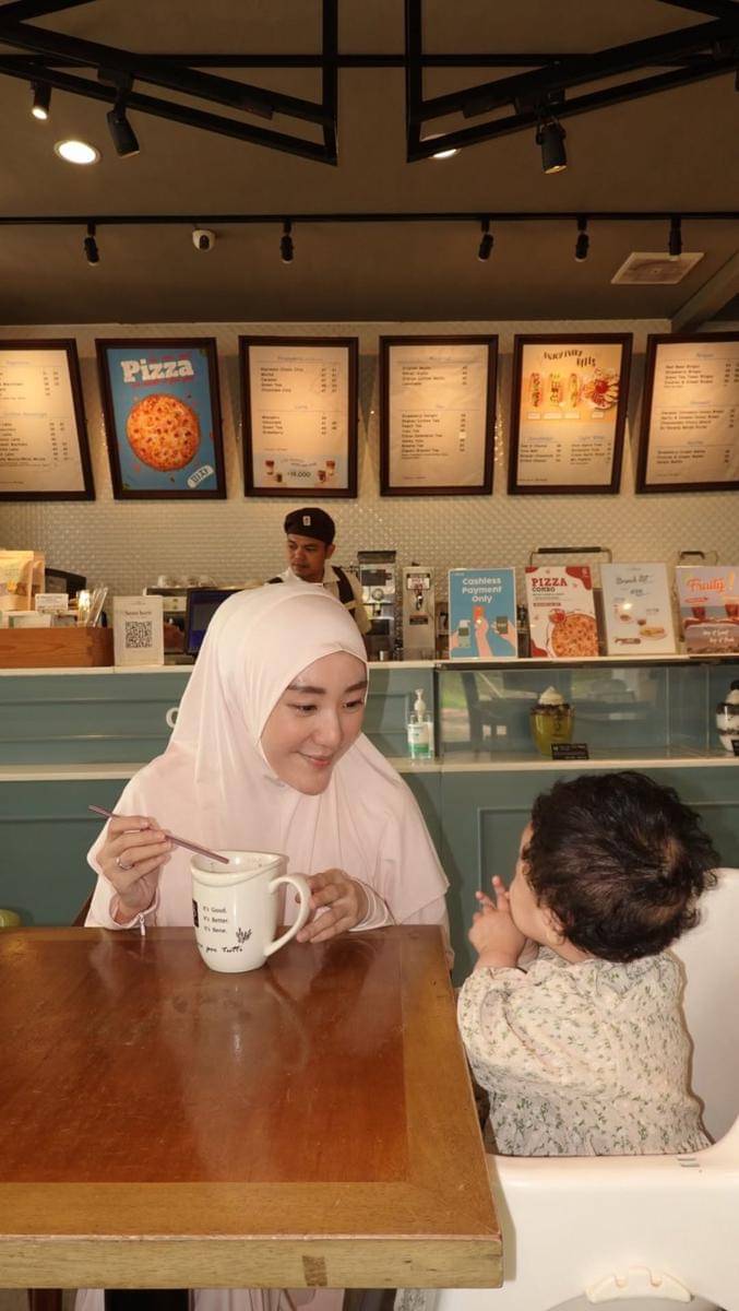 potret Larissa Chou dan anak bungsunya