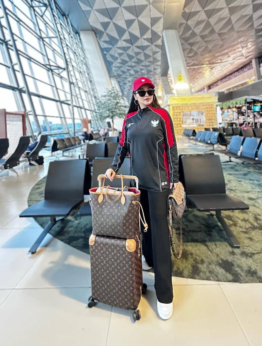 Fitri Carlina terbang ke Arab Saudi untuk mendukung timnas Indonesia.