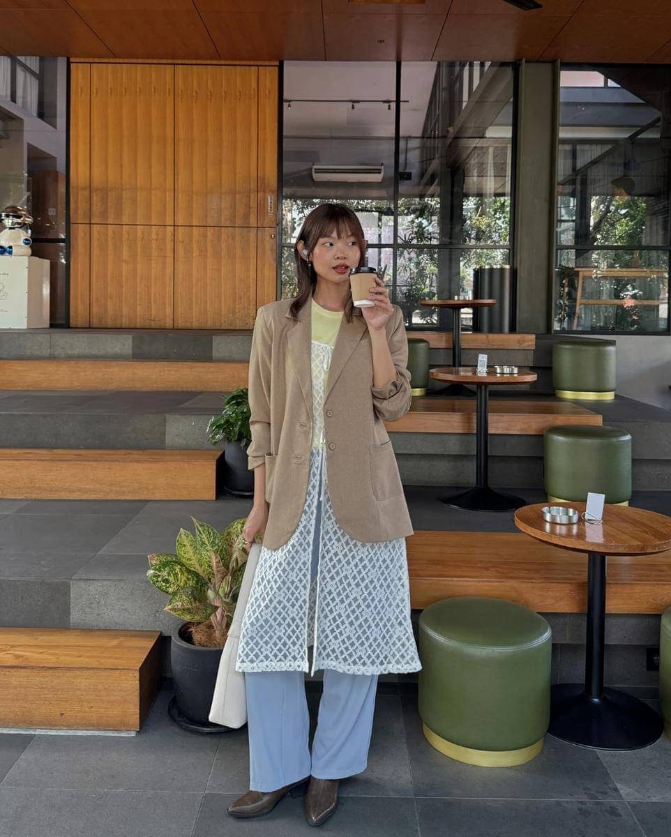 inspirasi outfit kantor stylish dan unik ala influencer (instagram.com/fionathaniel)