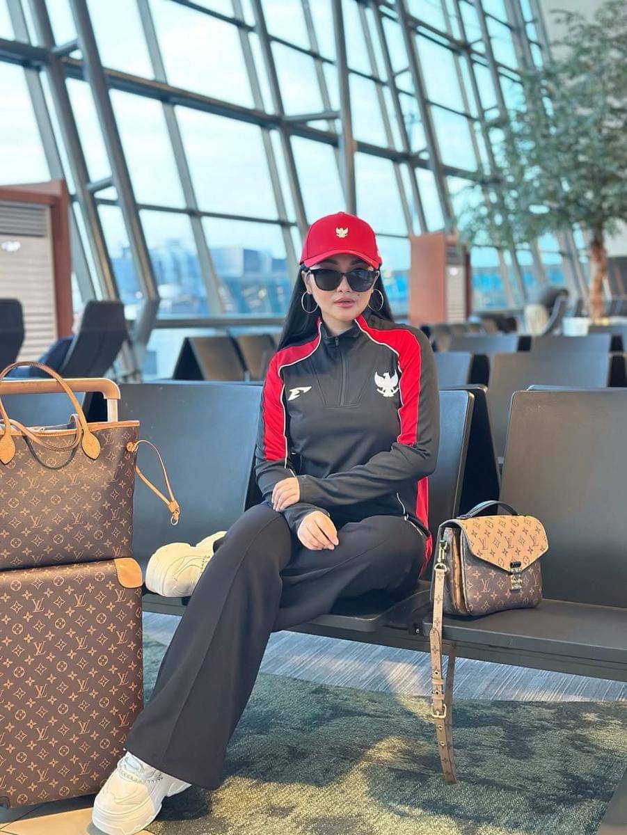Fitri Carlina terbang ke Arab Saudi untuk mendukung timnas Indonesia.