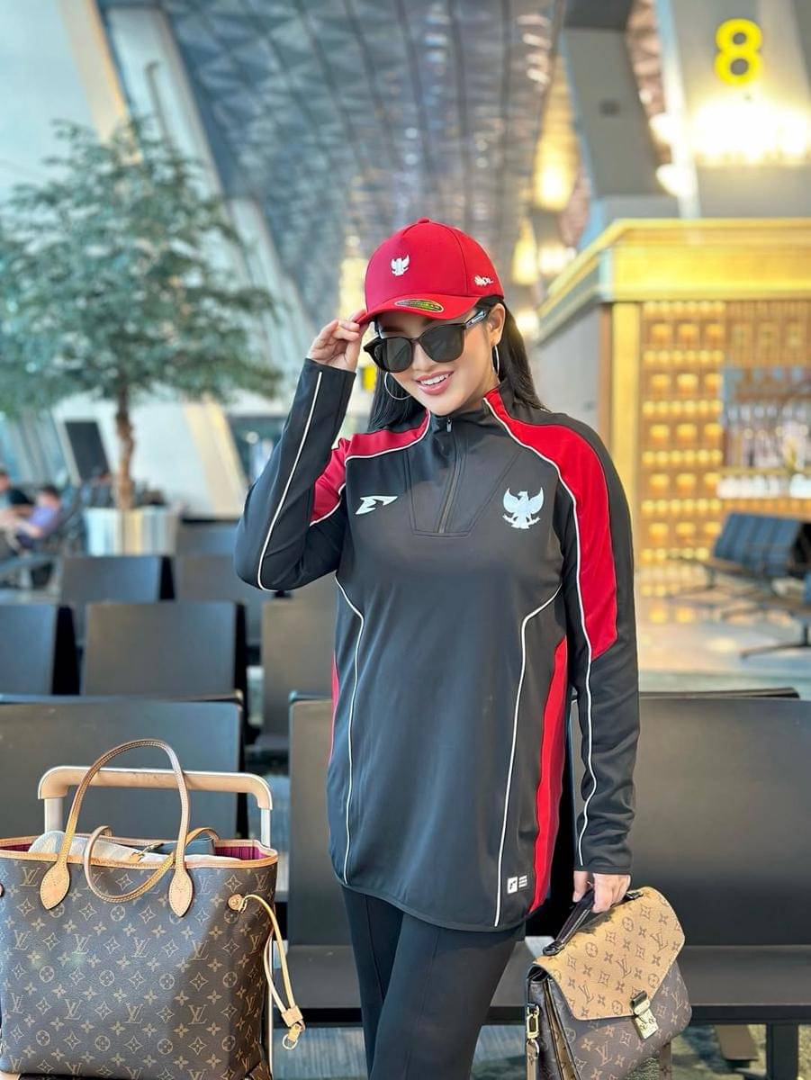 Fitri Carlina terbang ke Arab Saudi untuk mendukung timnas Indonesia.