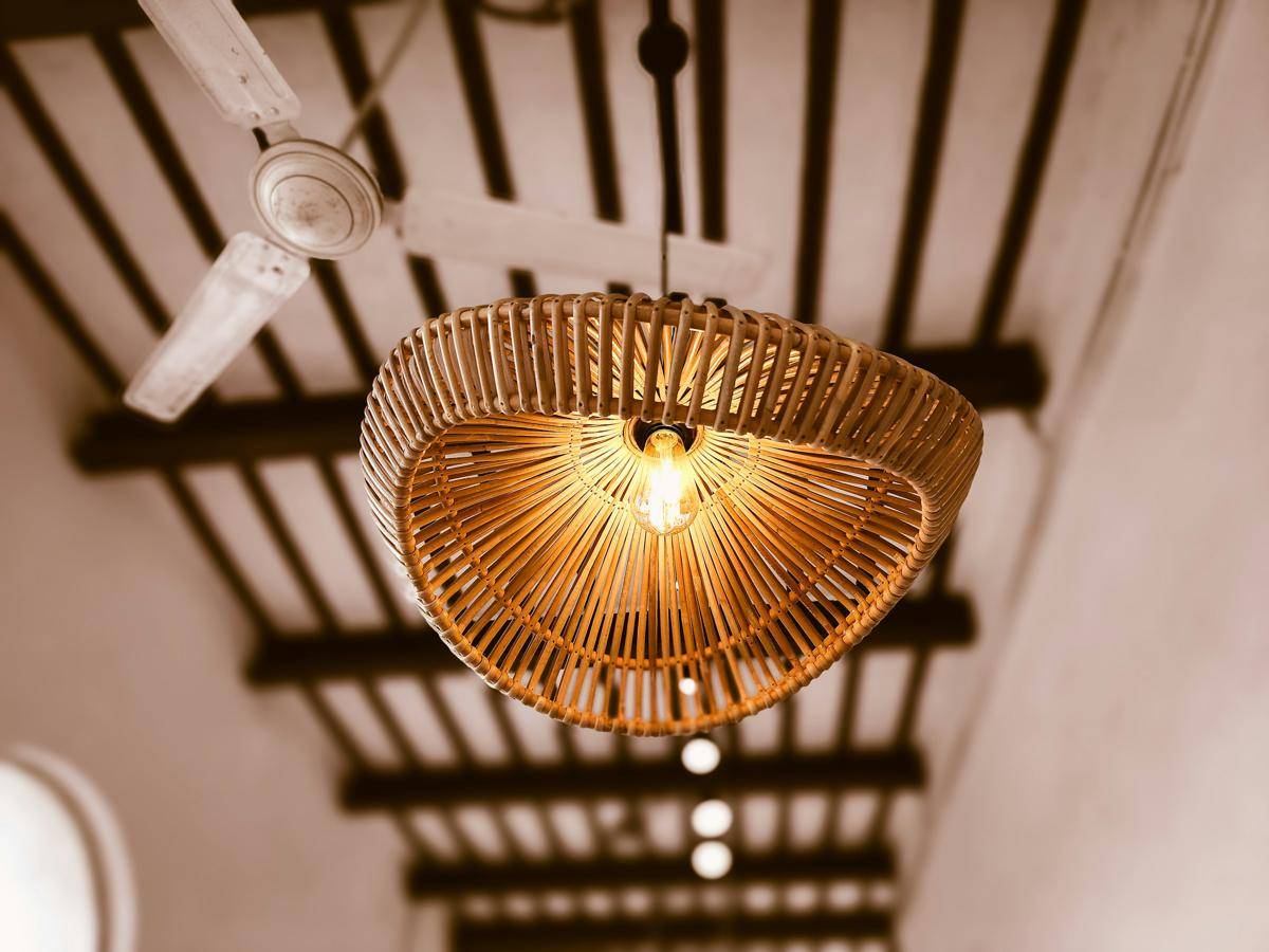 ilustrasi lampu gantung rotan 