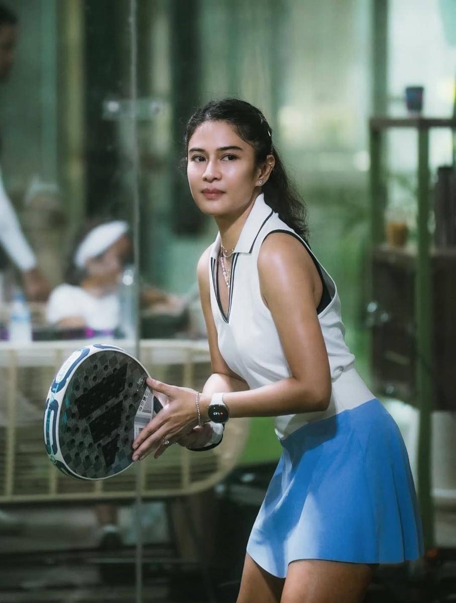 Dian Sastro sedang berolahraga padel. (instagram.com/therealdisastr)