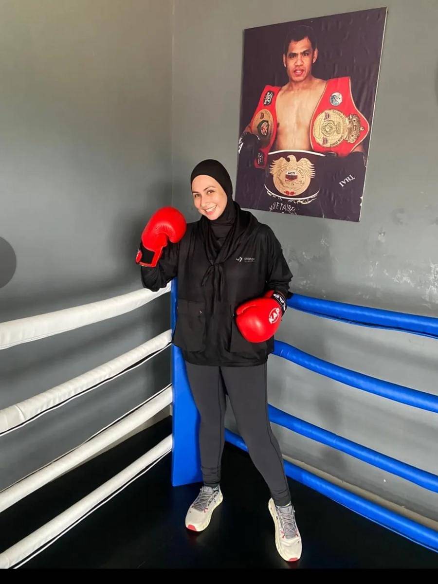 Deswita Maharani sedang berlatih muay thai. (instagram.com/andre_talabessy)