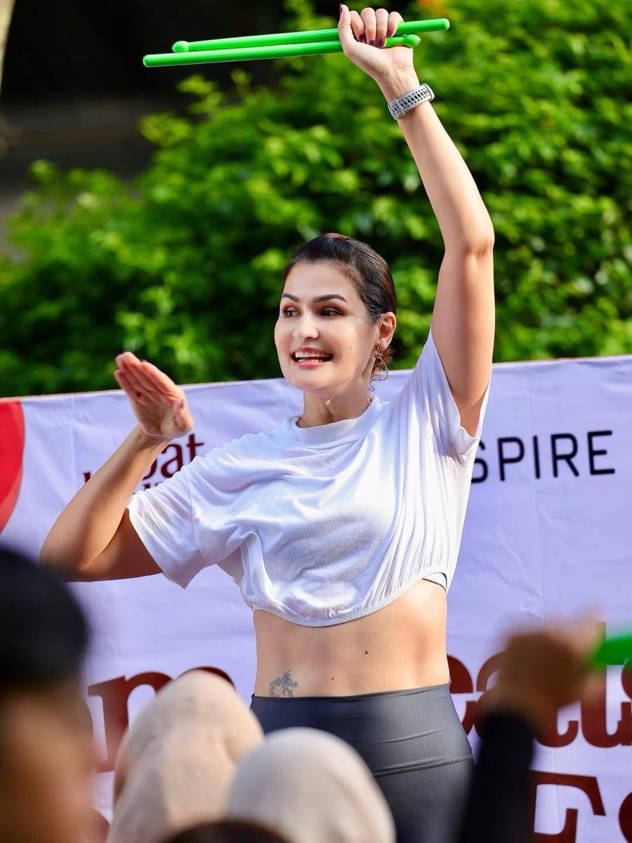 Rima Melati Adams sedang berolahraga pound fit. (@beautyshoot_triwibowo via instagram.com/rimamelati)