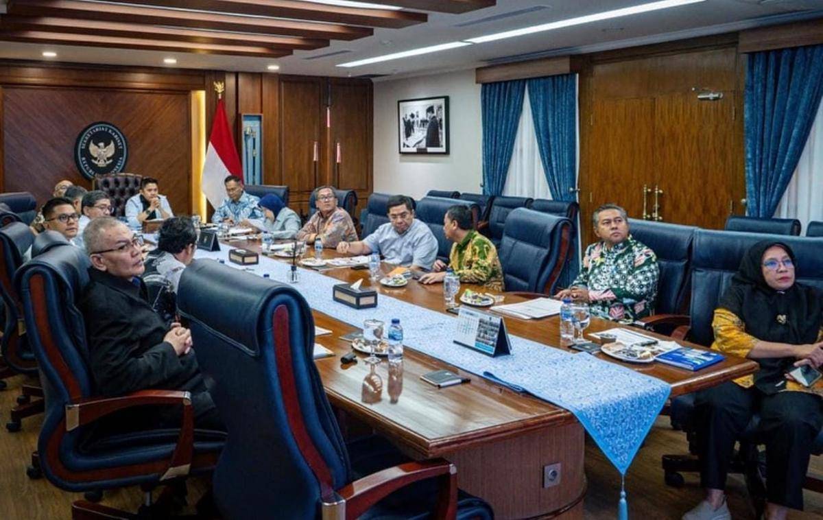 Sekretaris Kabinet, Teddy Indra Wijaya, kembali mengumpulkan pegawai Sekretariat Kabinet (Setkab) tingkat eselon I, pada (7/10/2025) (Instagram.com/@sekretariat.presiden)