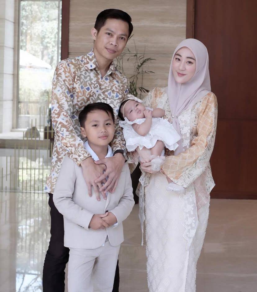 potret mesra keluarga Larissa Chou dan Ikram Rosadi