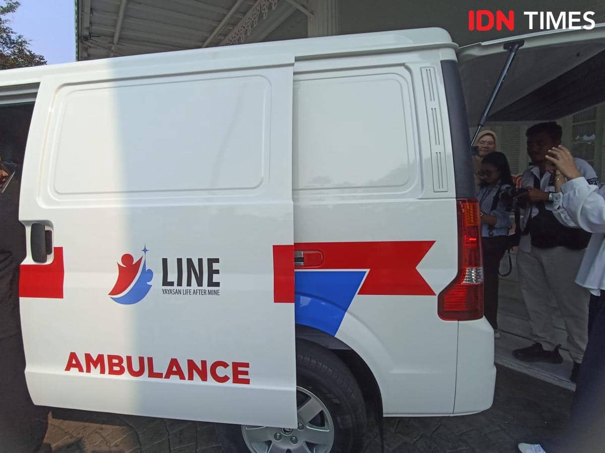 Ilustrasi ambulans (IDN Times/Dini Suciatiningrum)