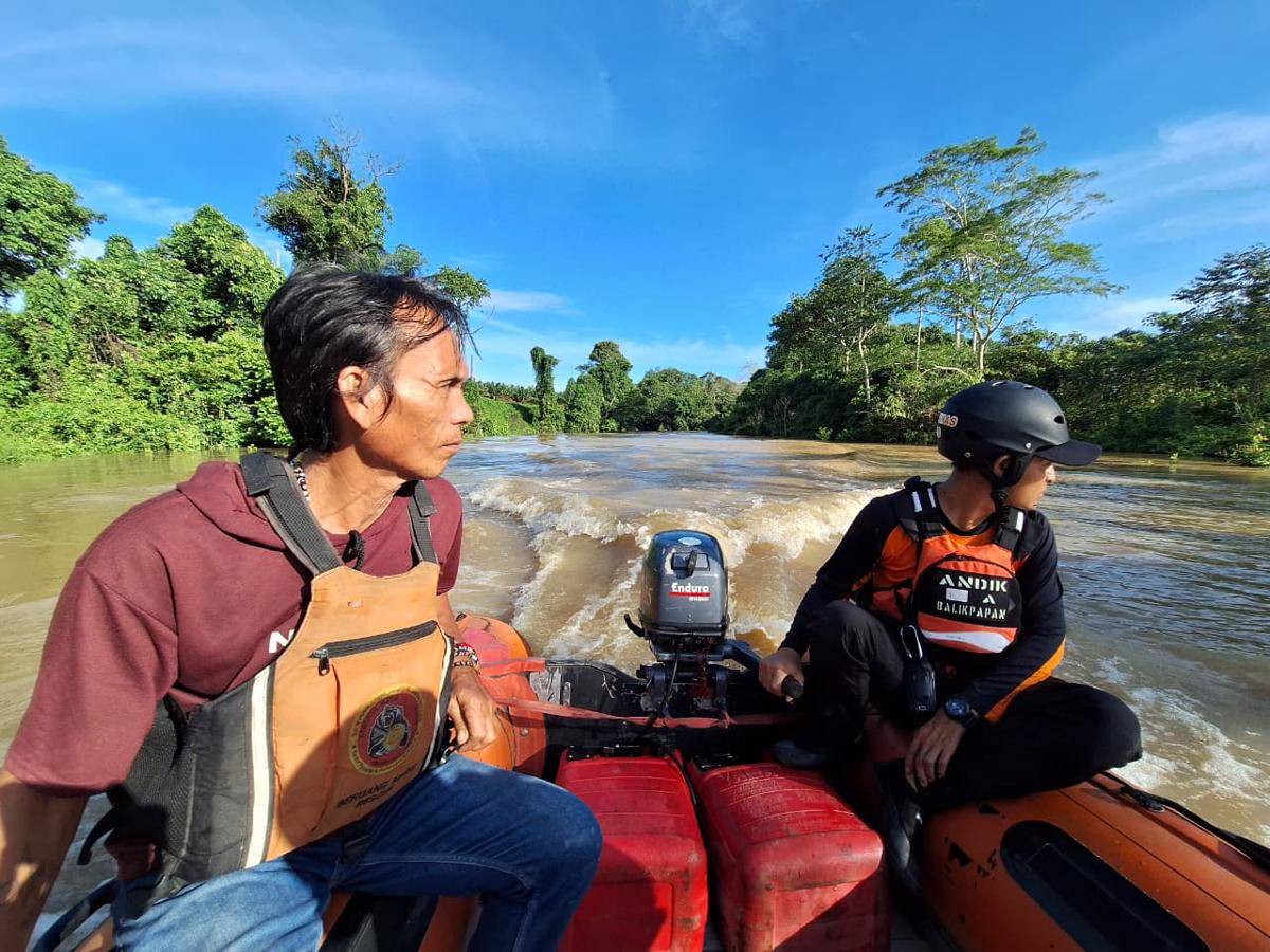 Tim SAR gabungan melakukan penyisiran di Sungai Meratak, Desa Tepian Langsat, Bengalon, Kutai Timur.