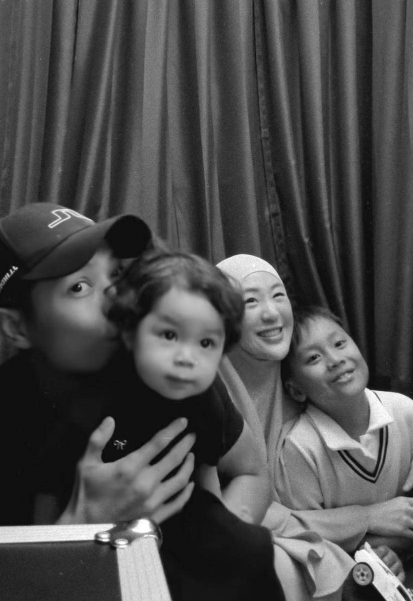 potret mesra keluarga Larissa Chou dan Ikram Rosadi