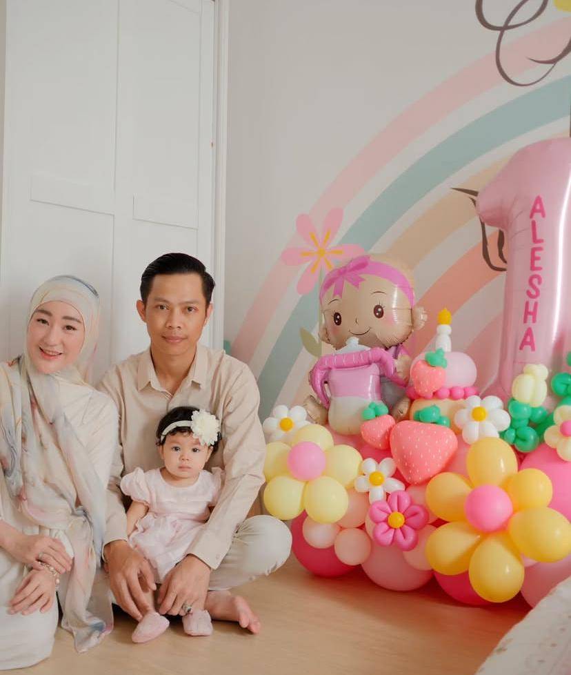 potret mesra keluarga Larissa Chou dan Ikram Rosadi 