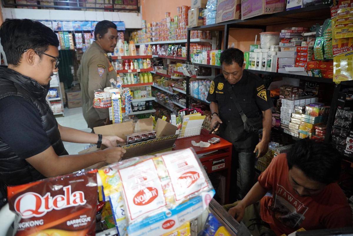 Bea Cukai Malili-Satpol PP Luwu Amankan 75 Slop Rokok Ilegal berbagai Merk Dalam Operasi Pasar. (dok. Istimewa)