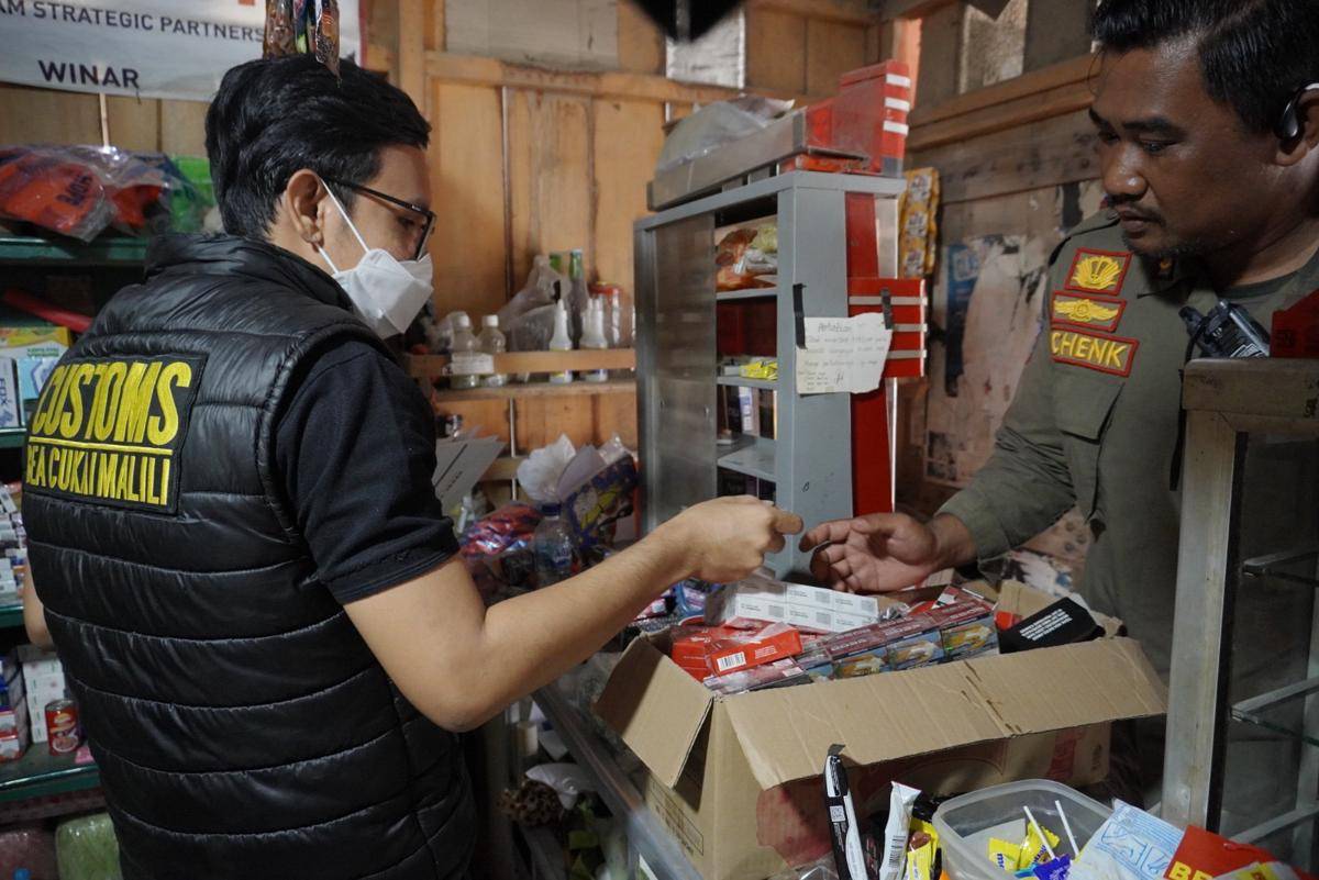 Bea Cukai Malili-Satpol PP Luwu Amankan 75 Slop Rokok Ilegal berbagai Merk Dalam Operasi Pasar. (dok. Istimewa)