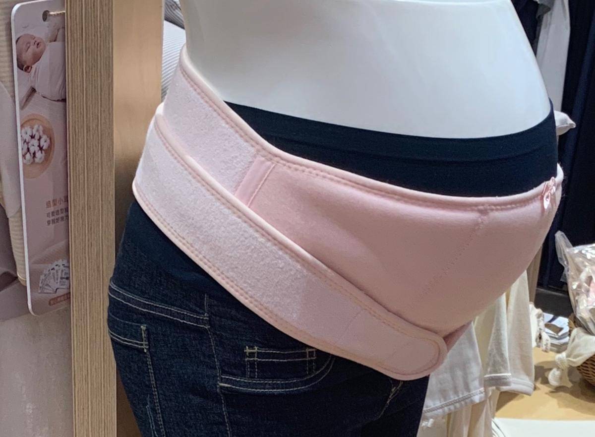 Pregnancy belt berwarna pink.