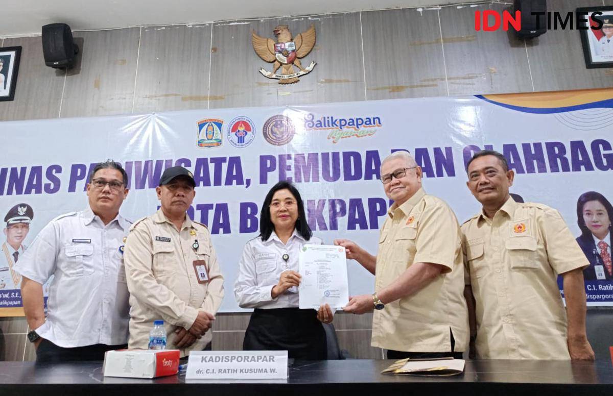 Ketua Caretaker KONI Balikpapan, Tommy Gazali (dua dari kanan), saat audiensi dengan Kepala Disparpora Balikpapan, Ratih Kusuma (tengah), membahas rencana pelaksanaan Raker dan Musorkotlub.