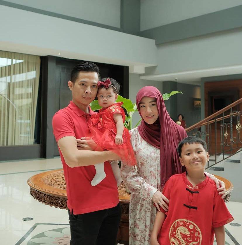 potret mesra keluarga Larissa Chou dan Ikram Rosadi