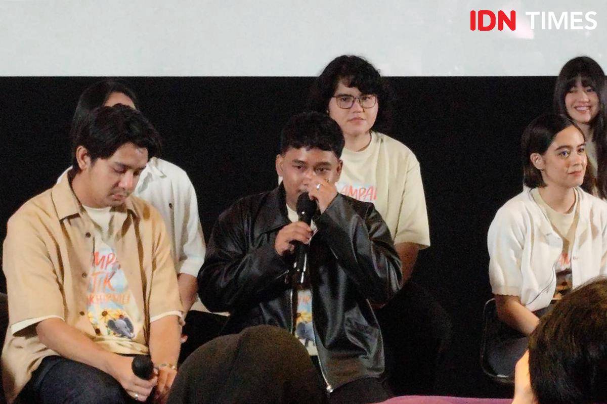 Albi menangis setelah menonton trailer Sampai Titik Terakhirmu.jpg