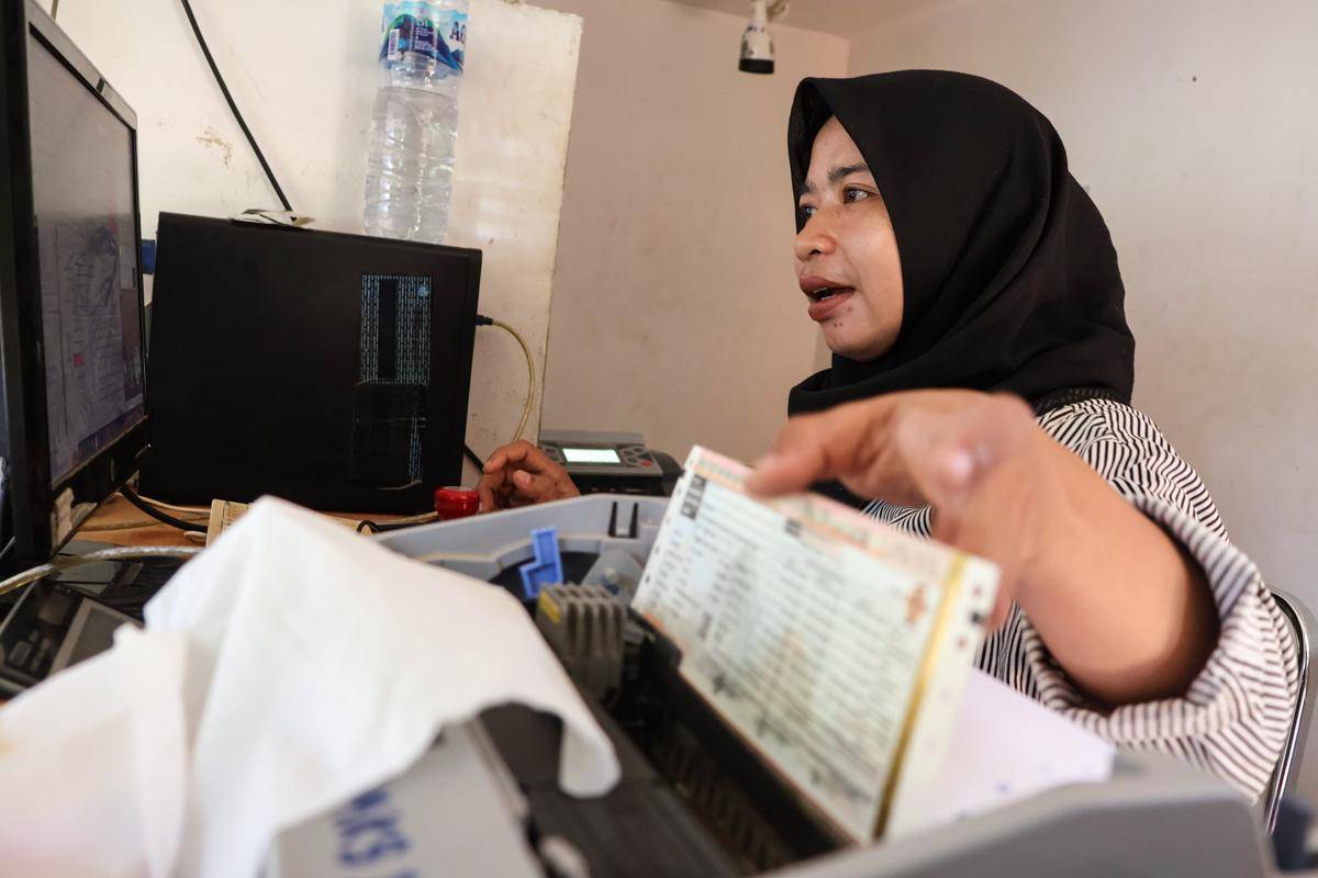 Petugas melayani warga yang membayar Pajak Kendaraan Bermotor (PKB) di Kedai Samsat di Makassar, Sulawesi Selatan, Selasa (7/10/2025). (ANTARA FOTO/Arnas Padda)
