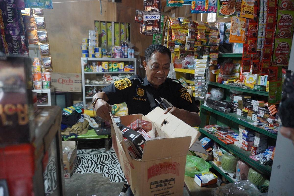 Bea Cukai Malili-Satpol PP Luwu Amankan 75 Slop Rokok Ilegal berbagai Merk Dalam Operasi Pasar. (dok. Istimewa)