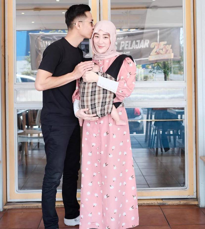 potret mesra keluarga Larissa Chou dan Ikram Rosadi 