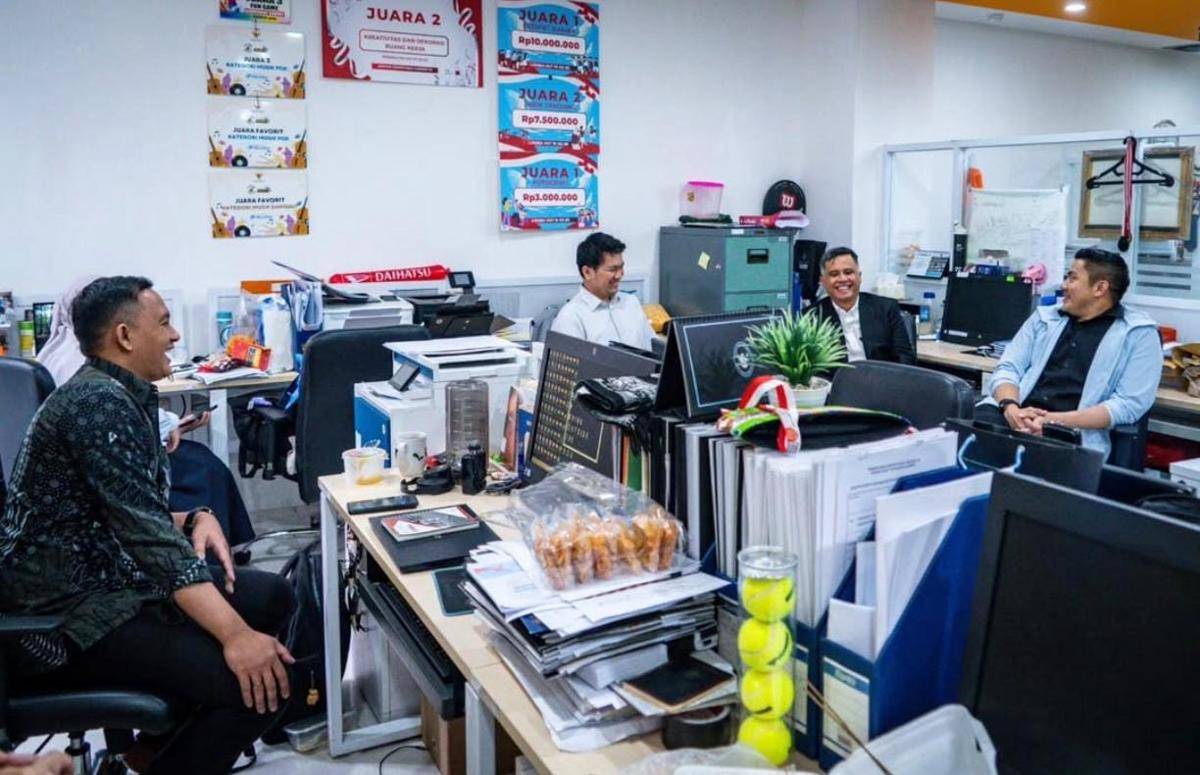Sekretaris Kabinet, Teddy Indra Wijaya berbincang santai dengan pegawai Setkab (Instagram.com/@sekretariat.kabinet)