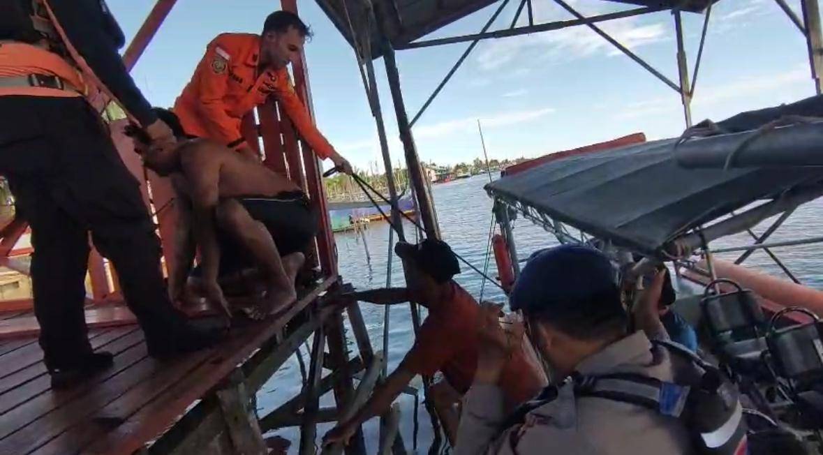 Nelayan terombang ambing di perairan Kalbar. 