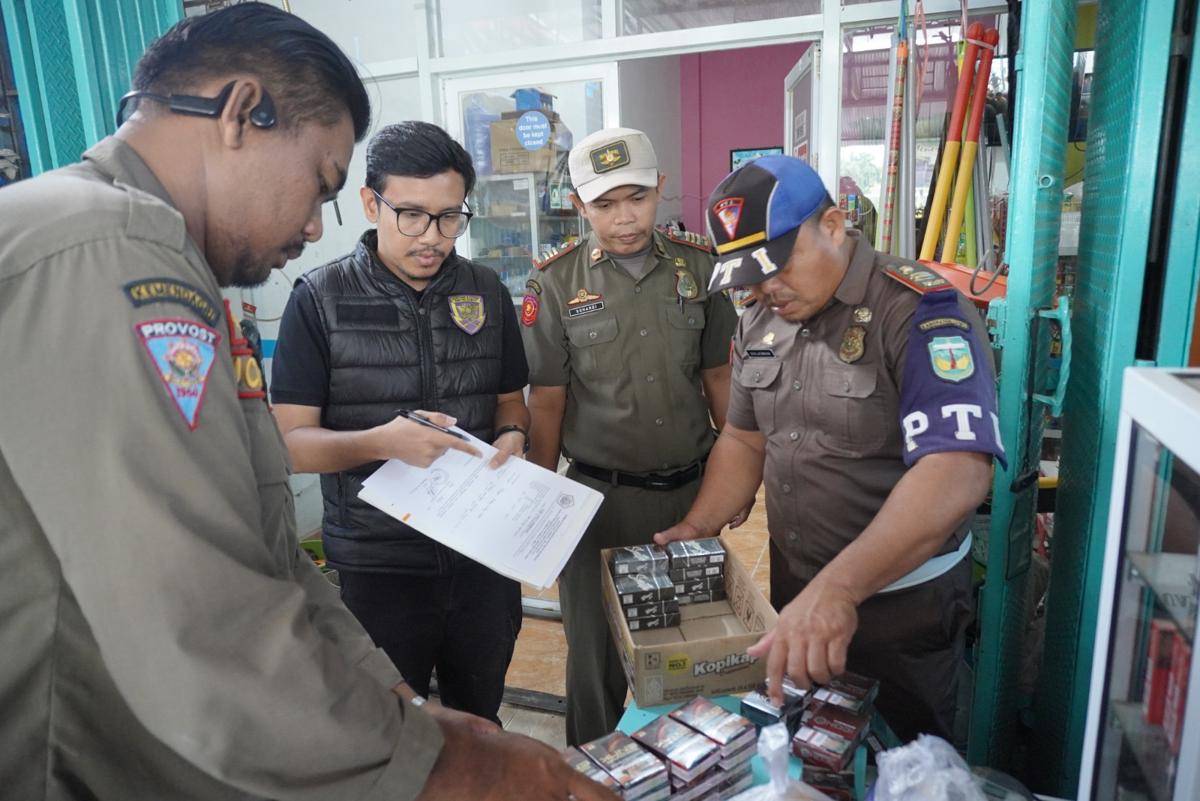 Bea Cukai Malili-Satpol PP Luwu Amankan 75 Slop Rokok Ilegal berbagai Merk Dalam Operasi Pasar. (dok. Istimewa)