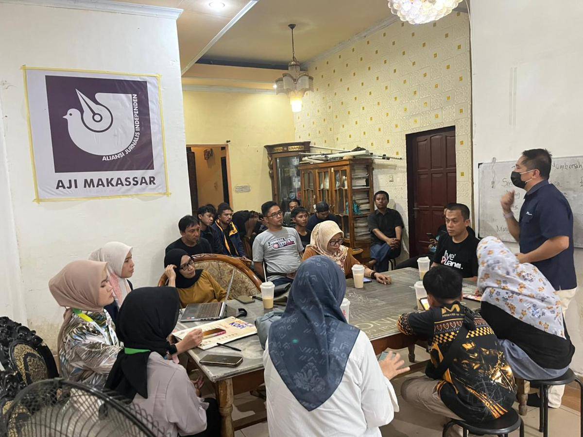 Diskusi bertajuk “Antara Liputan dan Perlindungan: Membangun Jaring Pengaman Sosial bagi Jurnalis” yang digelar di Sekretariat Aliansi Jurnalis Independen (AJI) Makassar, Jalan Toddopuli 10, Makassar, Selasa (7/10/2025). (Dok. Istimewa)