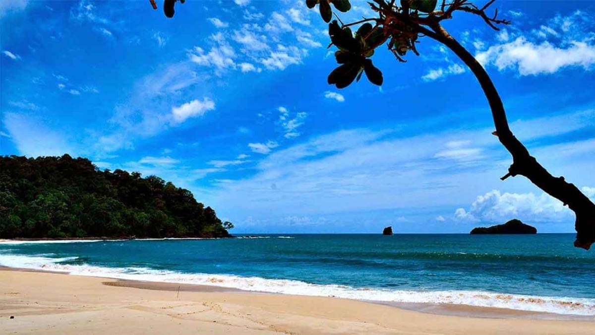 Pantai Sendiki di Malang