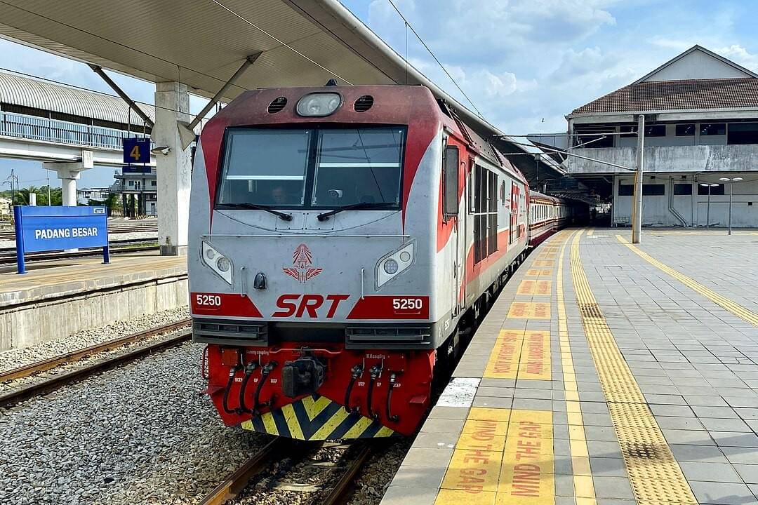 Potret Kereta Api Thai Express di Stasiun Padang Besar