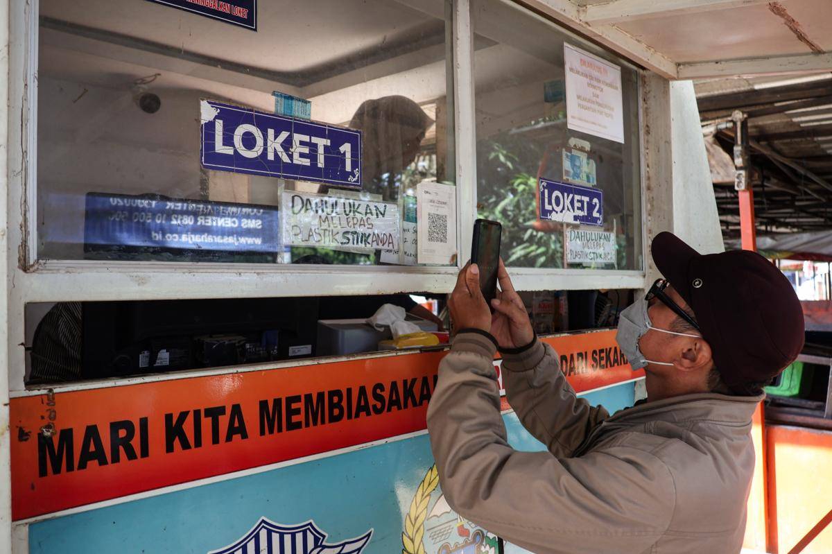 Warga melakukan pembayaran Pajak Kendaraan Bermotor (PKB) di Kedai Samsat di Makassar, Sulawesi Selatan, Selasa (7/10/2025). (ANTARA FOTO/Arnas Padda)