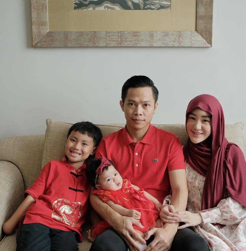 potret mesra keluarga Larissa Chou dan Ikram Rosadi