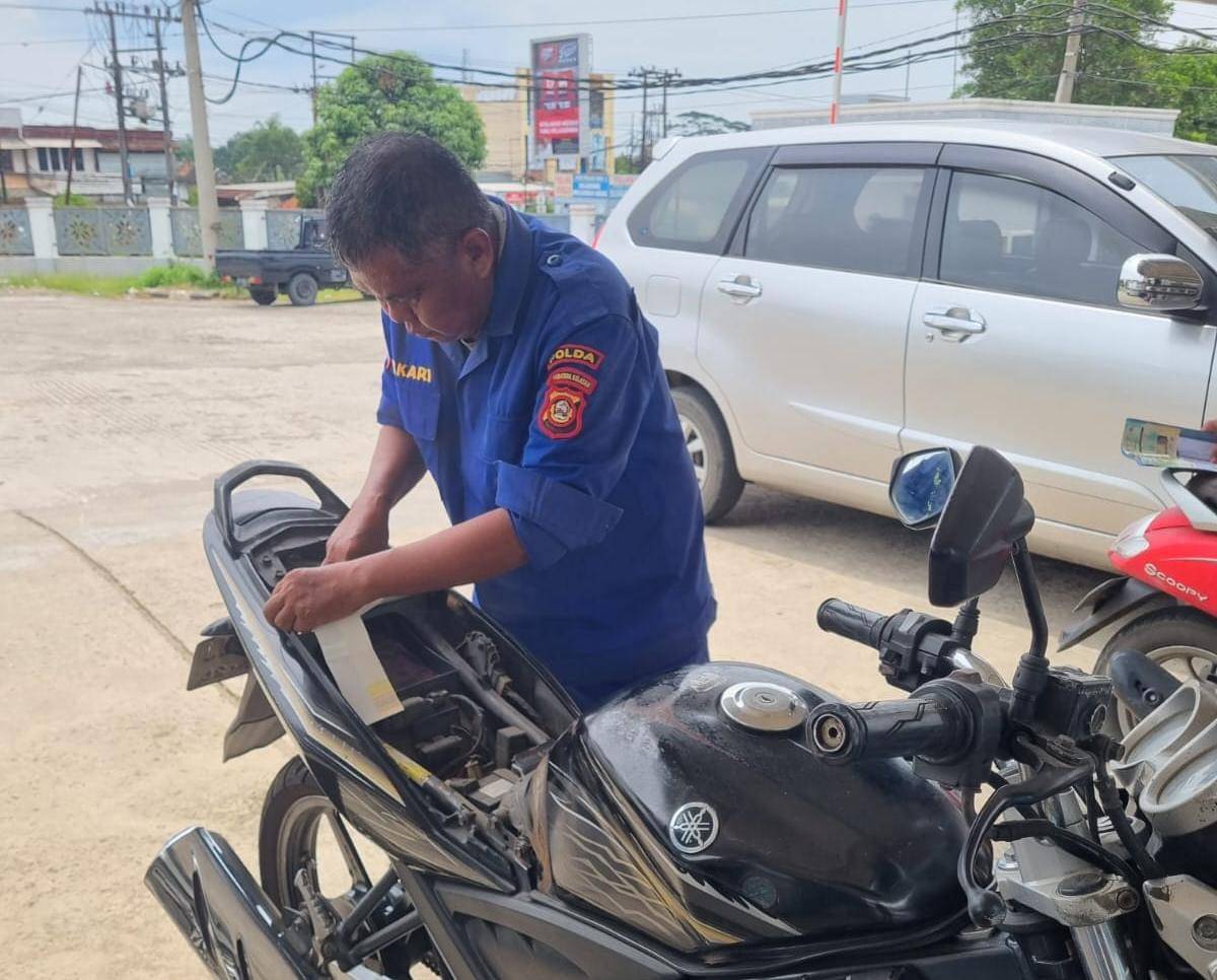 Pengecekan fisik kendaraan di Kantor Samsat Palembang
