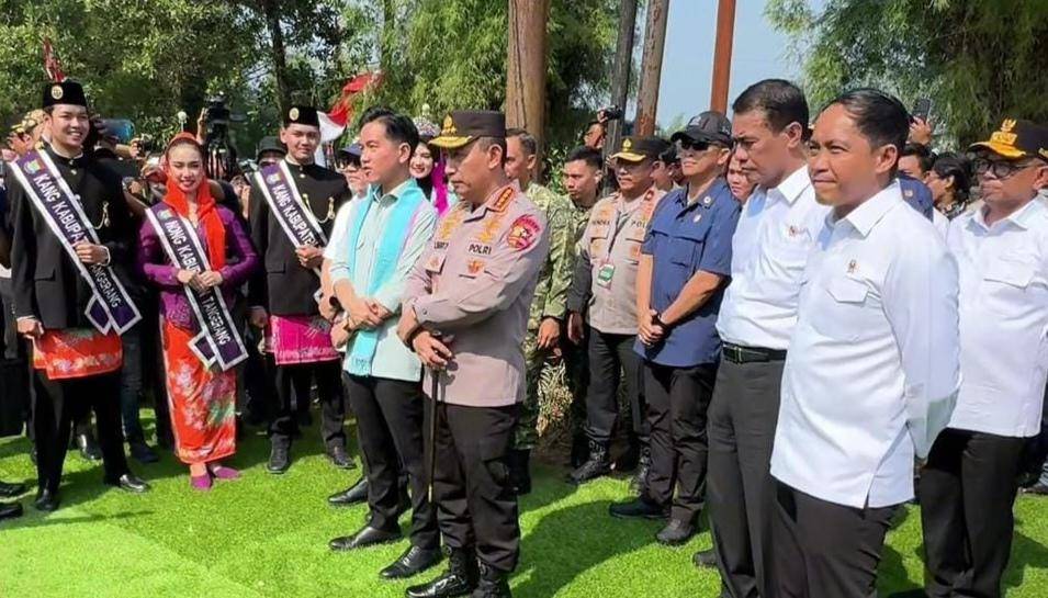Wakil Presiden RI Gibran Rakabuming Raka menghadiri kegiatan penanaman jagung serentak kuartal IV tahun 2025 yang digelar di Desa Bantar Panjang, Kecamatan Tigaraksa, Kabupaten Tangerang, Banten, Rabu (8/10/2025) (dok. Kemhut)