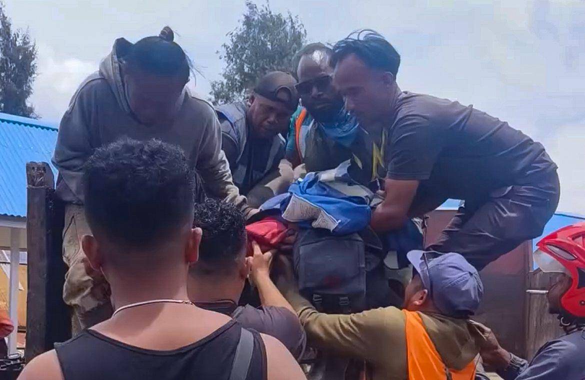 Seorang pekerja jalan bernama Anselmus Arfin (25), karyawan PT TJP, dievakuasi setelah ditembak saat melakukan pengukuran jalan di Kampung Ndugusiga, Intan Jaya, Rabu (8/10/2025). (IDN Times/Istimewa)