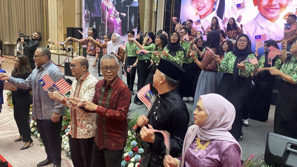 Dubes Malaysia untuk Indonesia Mohammad Hasrin dan Menteri Investasi dan Hilirisasi Rosan Roeslani dan sejumlah pejabat joget Tabola Bale di Malaysia Day 2025. (IDN Times/Marcheilla Ariesta)