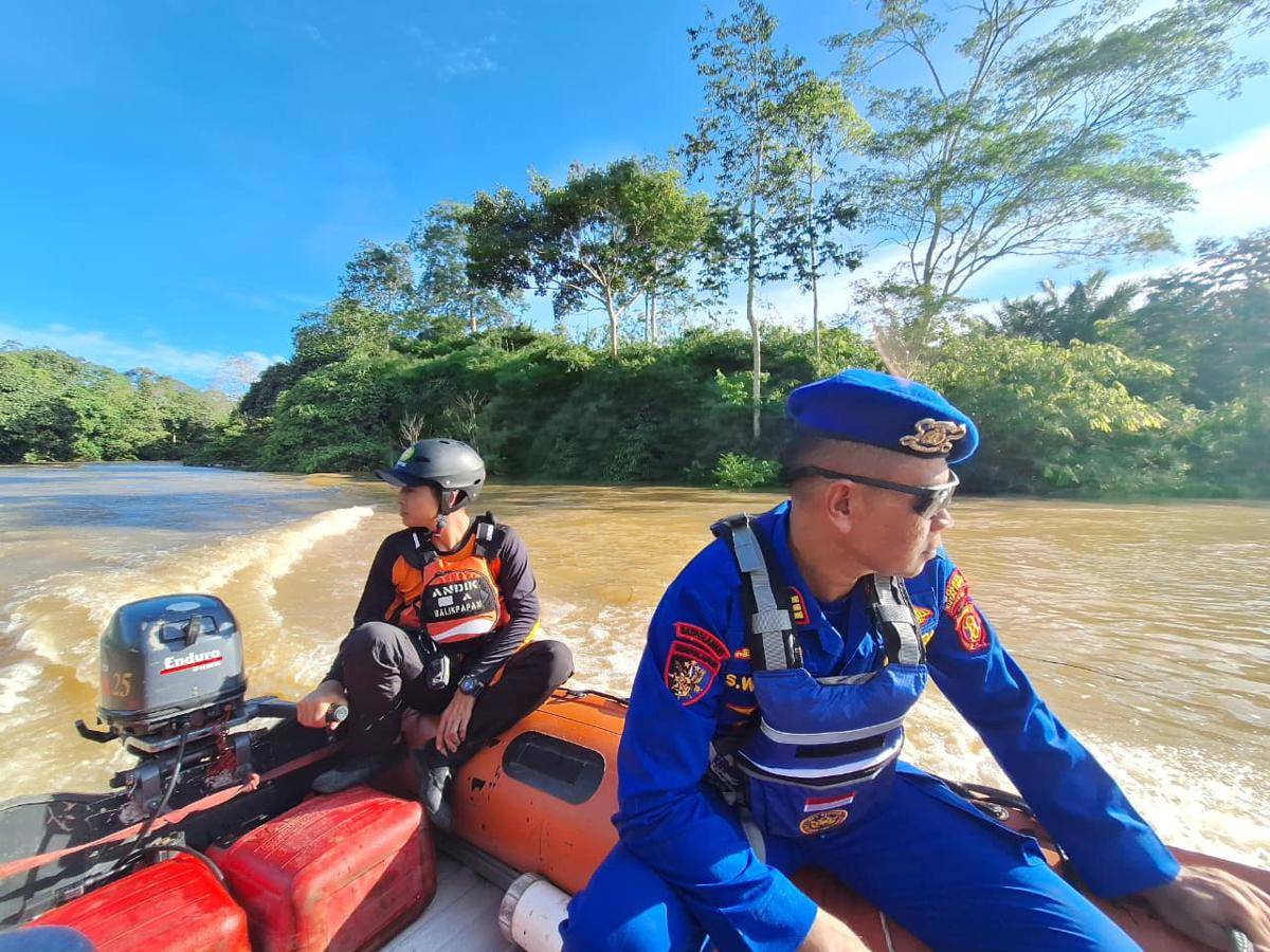 Tim SAR gabungan melakukan penyisiran di Sungai Meratak, Desa Tepian Langsat, Bengalon, Kutai Timur.