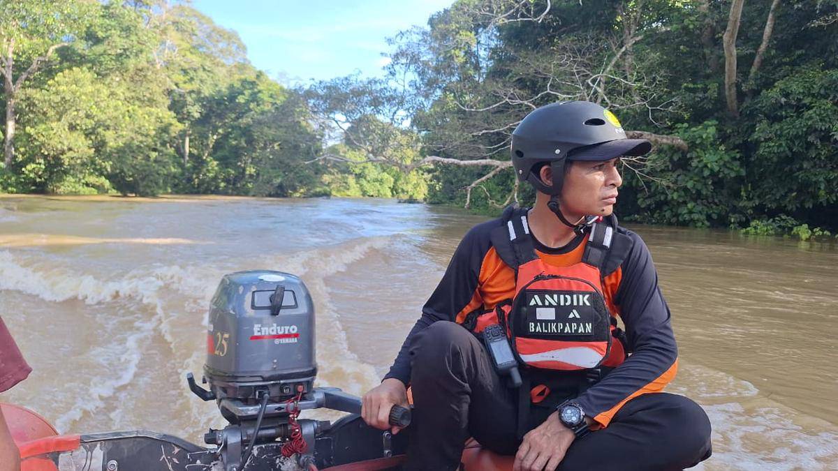 Tim SAR gabungan melakukan penyisiran di Sungai Meratak, Desa Tepian Langsat, Bengalon, Kutai Timur.