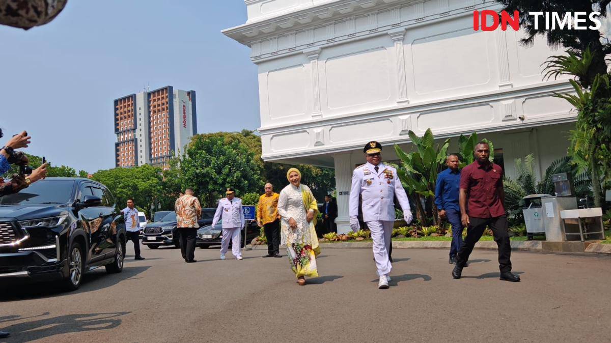 Mathius D. Fakhiri dan Aryoko Rumaropen