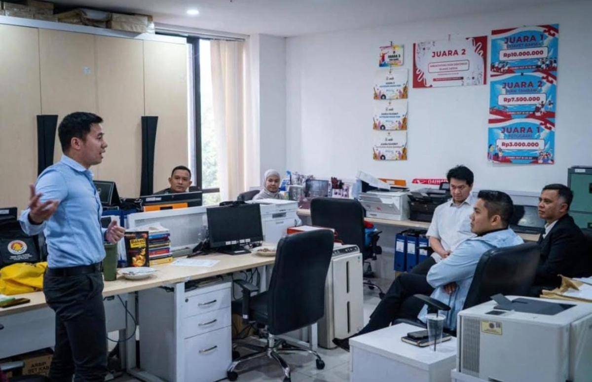 Sekretaris Kabinet, Teddy Indra Wijaya berbincang santai dengan pegawai Setkab (Instagram.com/@sekretariat.kabinet)