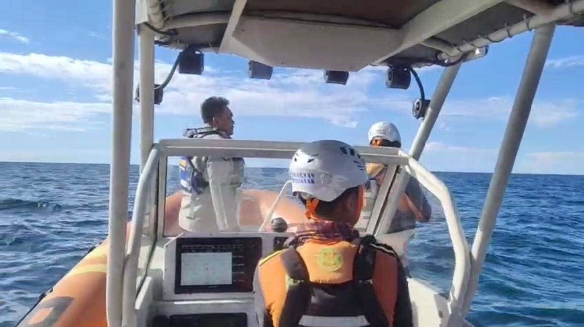 Nelayan terombang ambing di perairan Kalbar. 